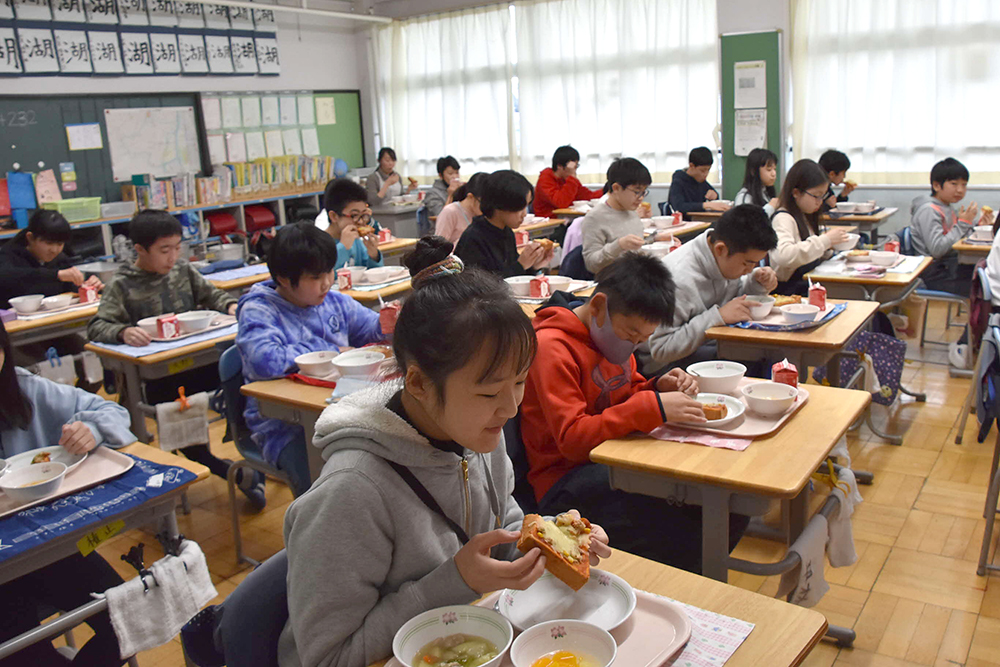 給食を食べる6年生